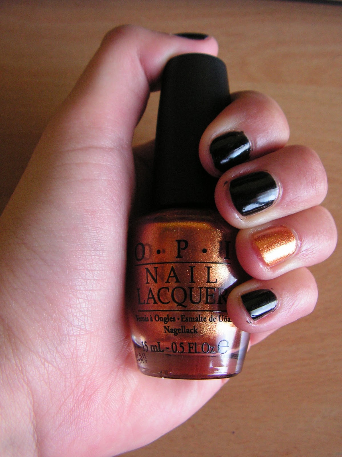 things4her Howto Accent nails (Black & Gold)