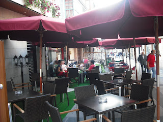 D E A Q U Í Y D E A L L Á: De terrazas casi al final del verano