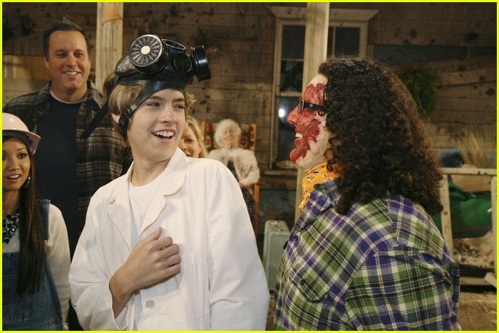 Grupo reddial sas Cole Sprouse Vs. Hutch Dano Por el