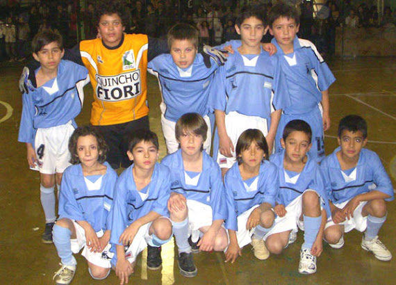 Los chicos de la categoría 1999, partido jugado en Tolhuin en abril '09.