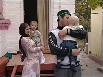Чеченцы отец. Чеченский папа. Отец чеченец. Дагестанка с ребенком на руках.