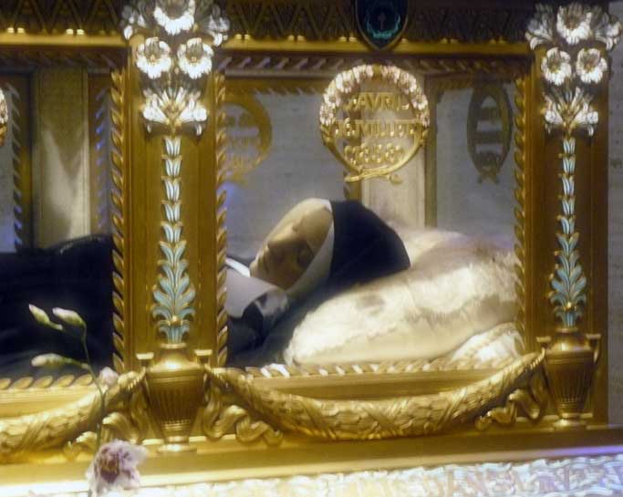 [urna-che-contiene-il-corpod.jpg]