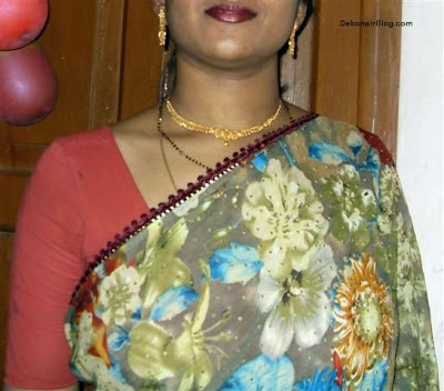 Deshi Sexy Babes: Deshi wife Showing Boobs