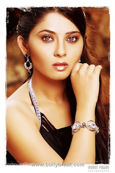Marathi Actress Sonali Kulkarni Hot Photoshoot Pics In Black Bolly