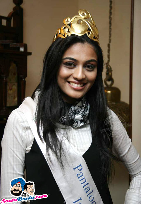 Miss India Neha Hinge Launches NYOO TV