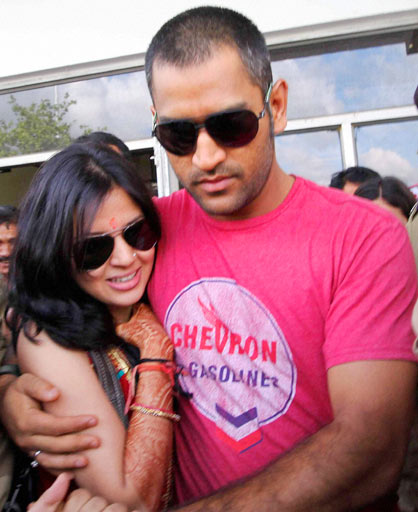  Dhoni, Sakshi Bhabhi at Kolkota Airport