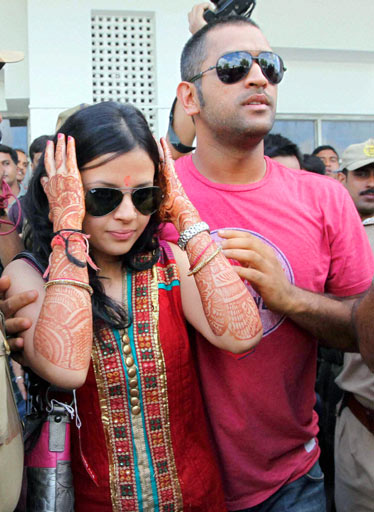  Dhoni, Sakshi Bhabhi at Kolkota Airport