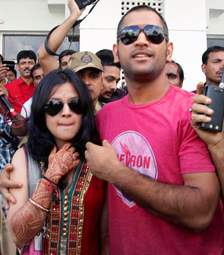  Dhoni, Sakshi Bhabhi at Kolkota Airport