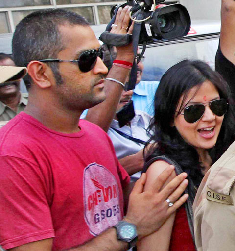  Dhoni, Sakshi Bhabhi at Kolkota Airport