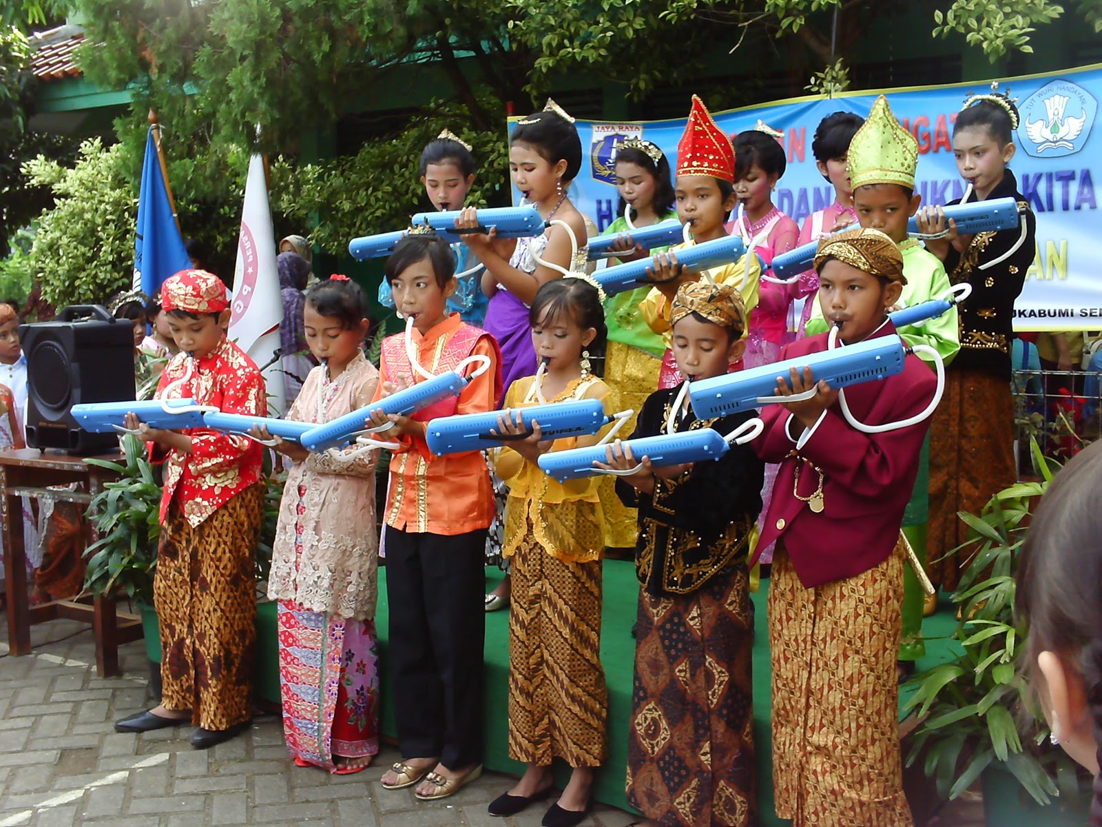 Hari ini 21 April 2010 Peringatan Hari Kartini di peringati di SDN Sukabumi Selatan 05 Pagi dengan meriah Acara dimulai dengan Pawai