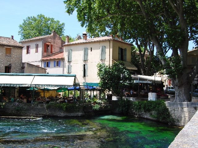 [Fontaine-de-Vaucluse+view+from+pont.jpg]