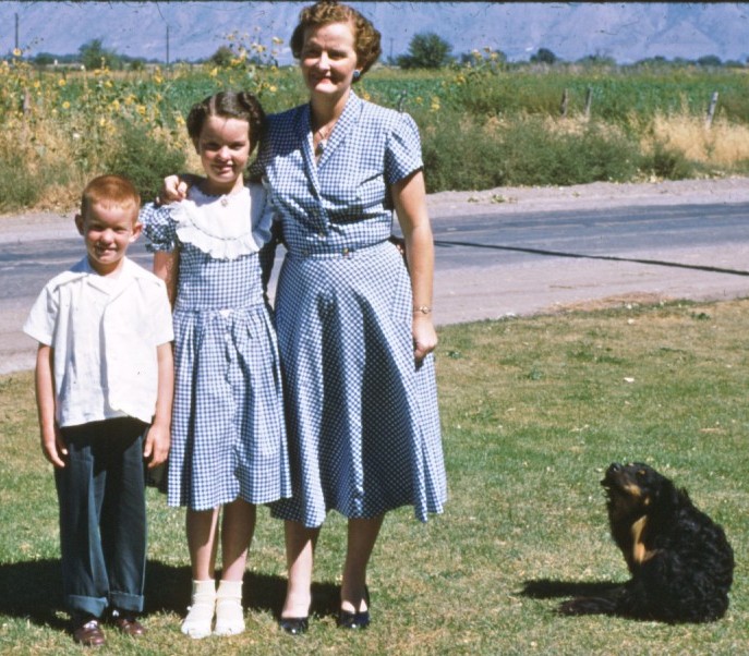 [1952+21+Sept+Ben+Stephen+Judith+Ann+Ida+May+and+boy,+the+dog.jpg]