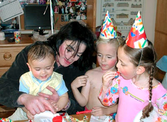 [michael-jackson-with-kids.jpg]