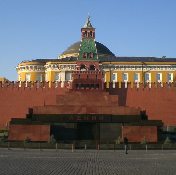 [1564301-Lenin-s-mausoleum-1.jpg]