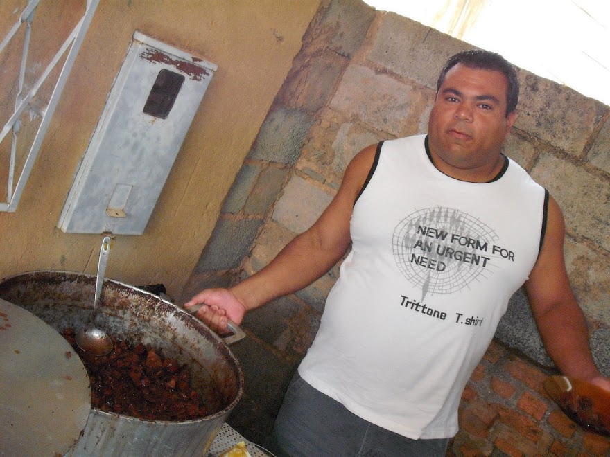Túlio tentando seqüestrar a panela