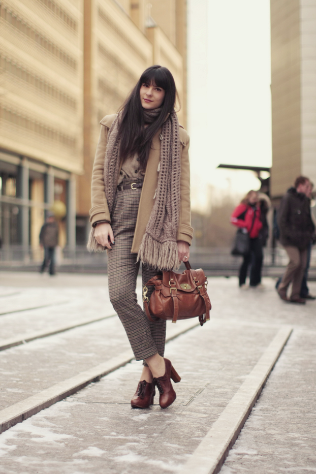 образы с ботинками на каблуке. ботильоны с курткой. образы с каблуками. ботильоны лук. одежда с ботильонами на каблуке.