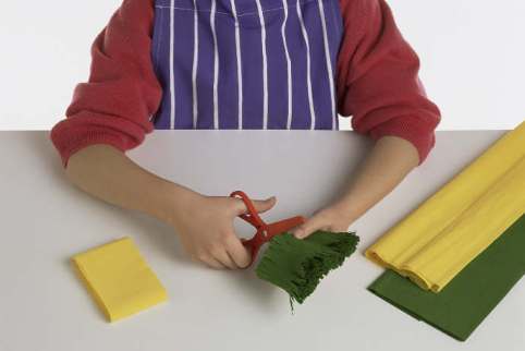 [child-cutting.jpg]