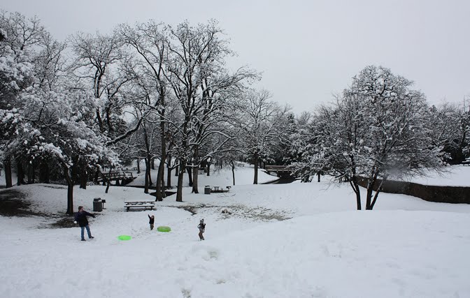 Yes, that really IS a snowball in the Dad's hand, and no I didn't Photoshop it in!