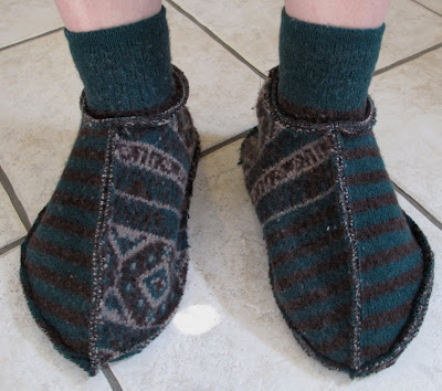 Resweater: Tutorial Tuesday - super easy slippers!