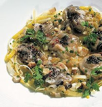 Almejas con puerros y algas al cava