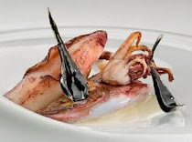 Chipirones con matiz picante, caldo de lechuga de mar y cebolletas en tempura de tinta