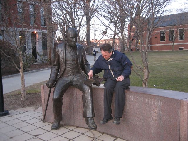 [Freud+la+Clark+University+statuia.jpg]