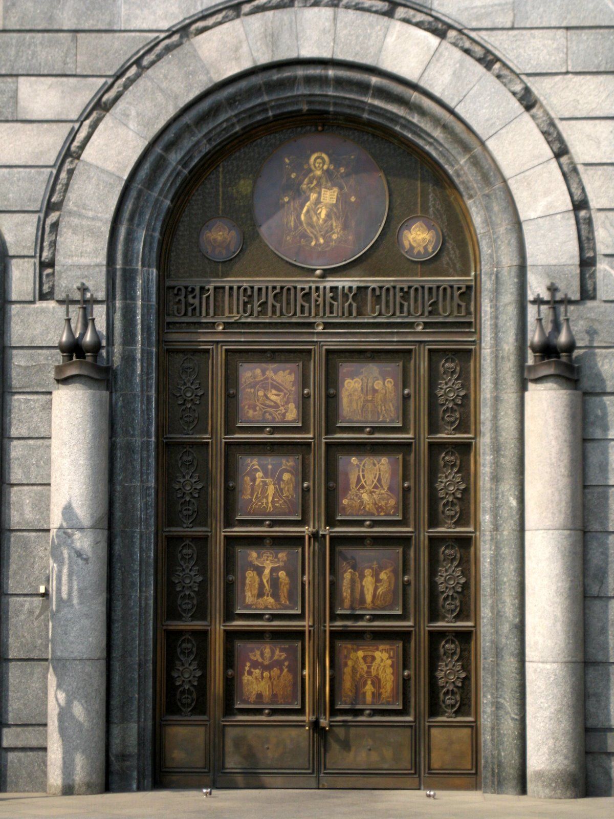 деревянная дверь в русском стиле. двери россии. российские двери. деревянная дверь в русском стиле. красивые дверцы россии.