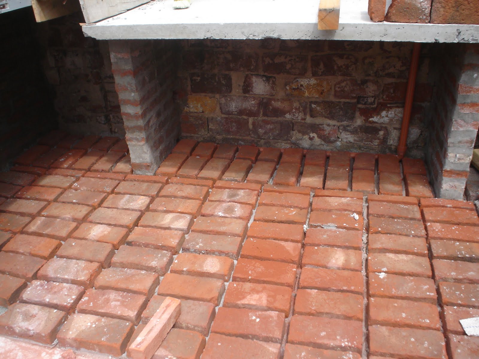 RODRIGUEZ NUMA ARQUITECTURA: Piso de tabla de madera rustico y parilla