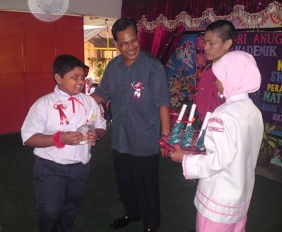 En Mohd Adnan Menyampaikan Hadiah Kepada Pelajar