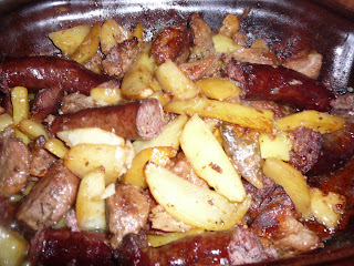Friptura de porc cu cartofi in vasul roman
