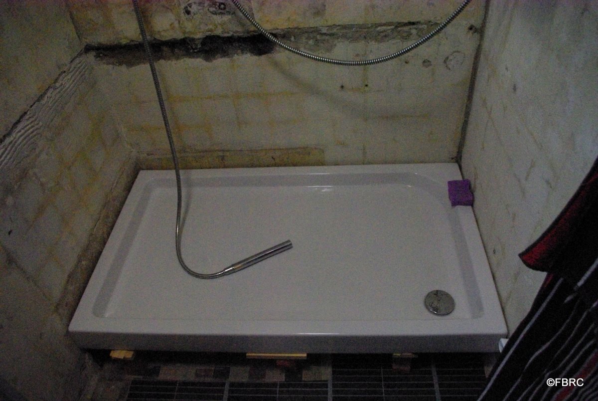 Vu d'ici, lu ailleurs Le bac à douche est posé