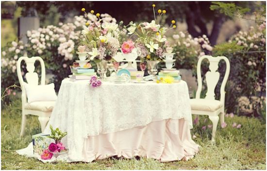 Alice in Wonderland Chic Party Ideas - via BirdsParty.com