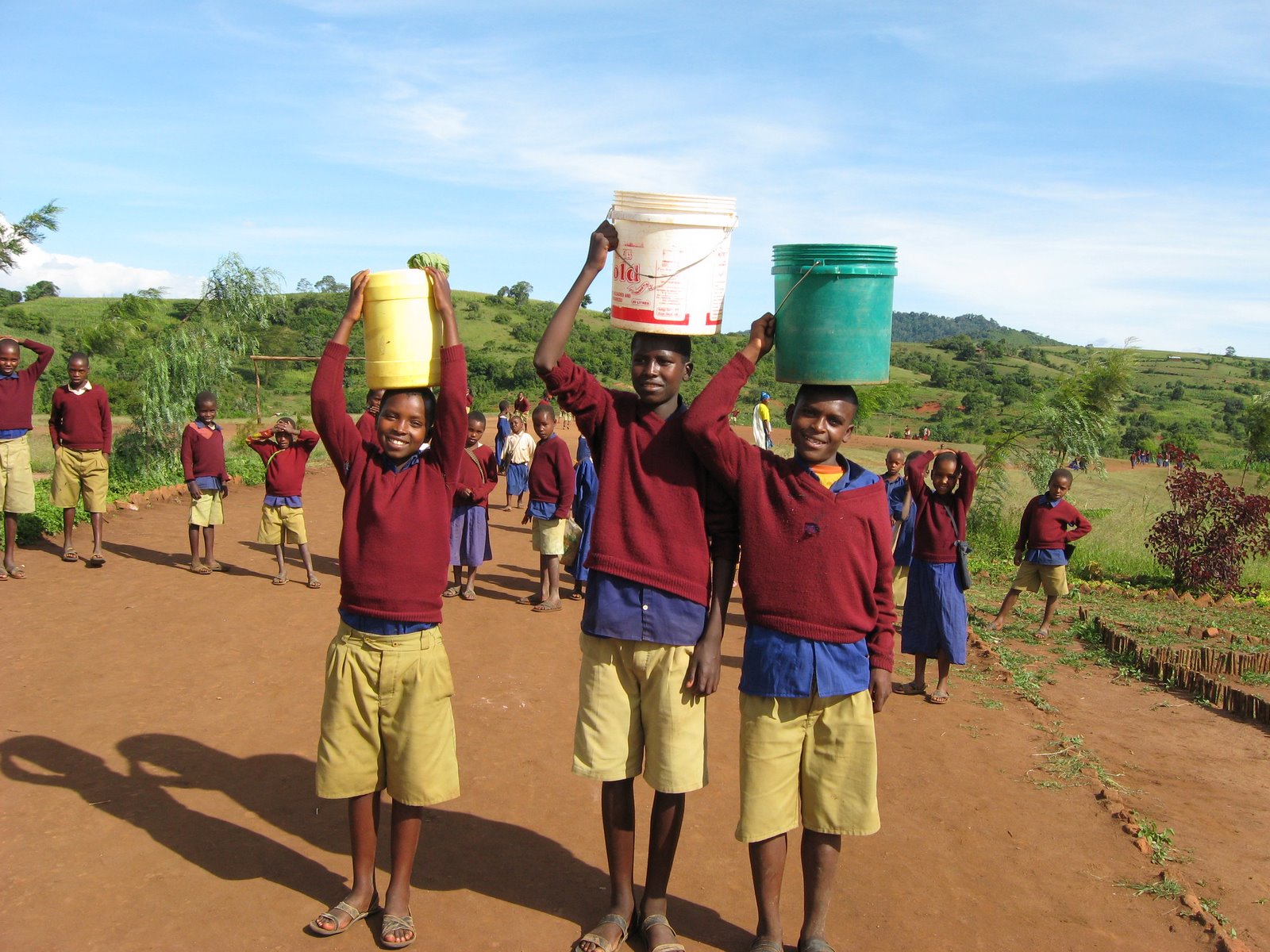 [boys+carrying+water.JPG]