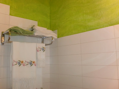 carlospintordealtadecoracion: Cuarto de baño empapelado