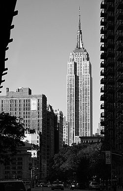 [250px-EmpireStateBuilding_2007_amk_bw.jpg]