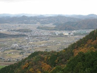 同所よりたつの市神岡町や屏風岩（中央左）と姫路方面の山々