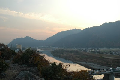 揖保川に架かる觜崎橋と寝釈迦の如き鶏籠山（左）と的場山