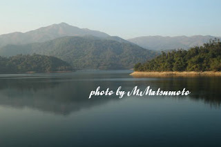 城門水塘（Shing Mun Reservoir）堰堤より大帽山（Tai Mo Shan）