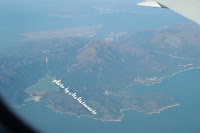 大嶼山（Lantau Island）と上部は空港、新界（New Territories）方面　左手前が石壁（Shek Pik ）