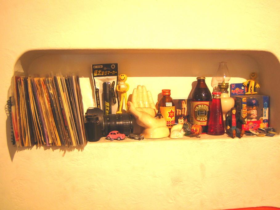[trinket+shelf.JPG]