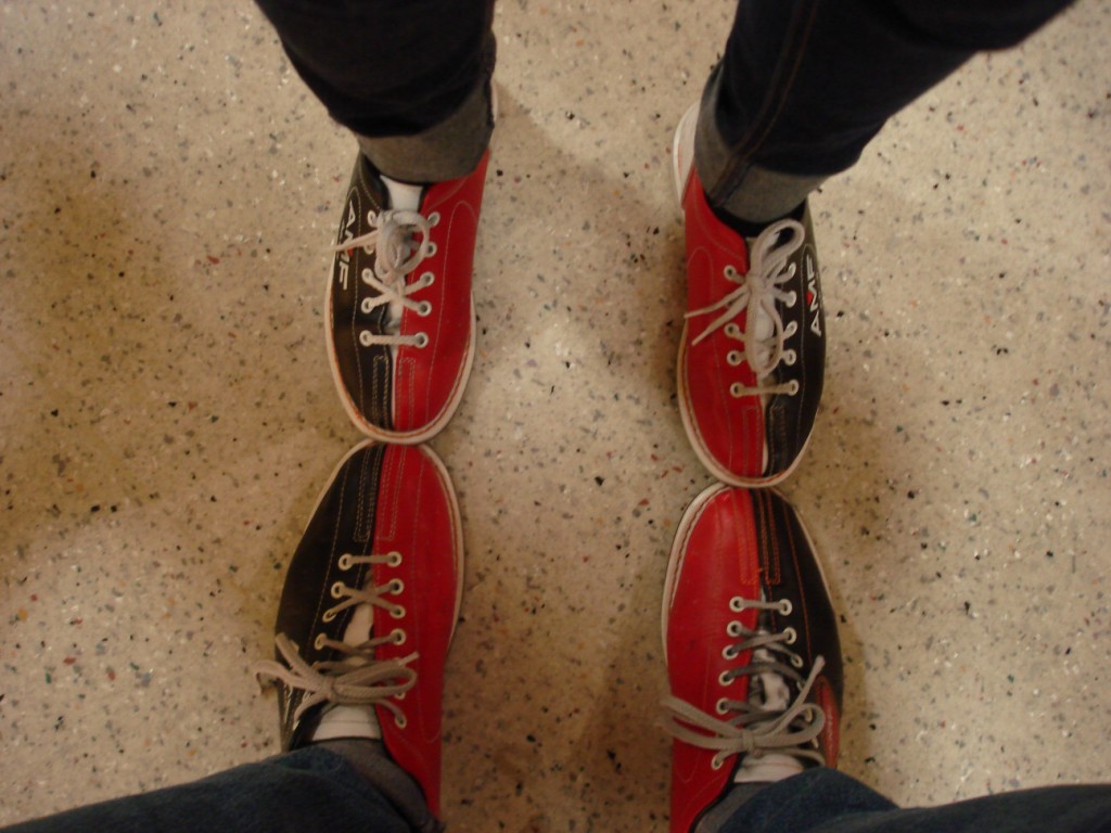 [monday+bowling+(2).JPG]