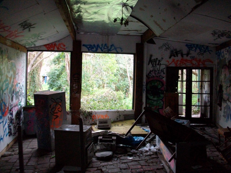 [abandoned+eltham+(4).JPG]