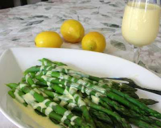 Who knew that homemade hollandaise would be so easy?! and delicious!!