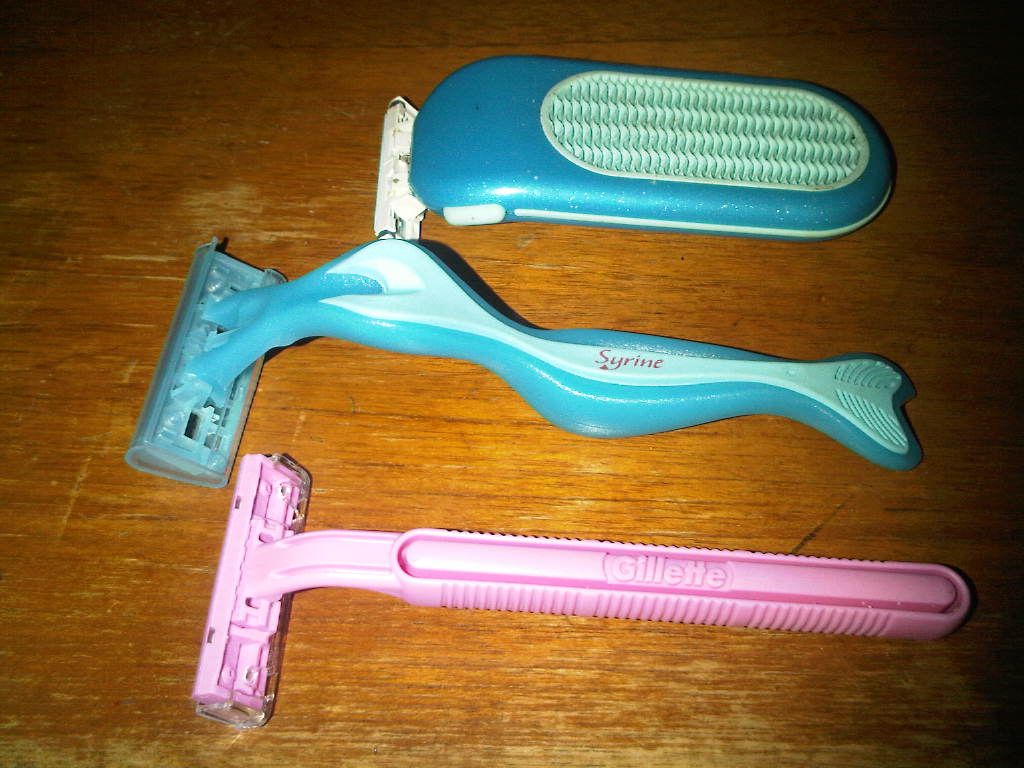 A Beauty From Heaven Gillette Razor Blade for woman vs Supermax syrine