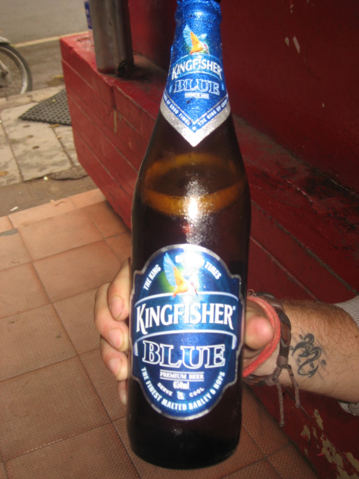 Пиво с синей этикеткой. Пиво бутылочное синяя этикетка. Пиво с голубой этикеткой. Пиво с синей этикеткой на бутылке. Немецкое пиво синяя этикетка.