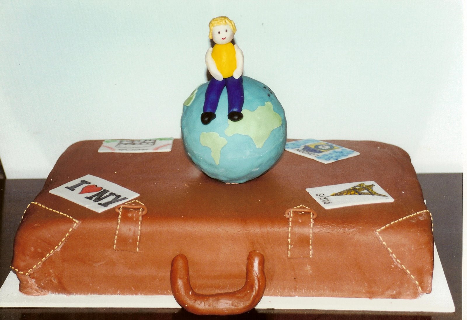 [fun+luggage+on+world.jpg]
