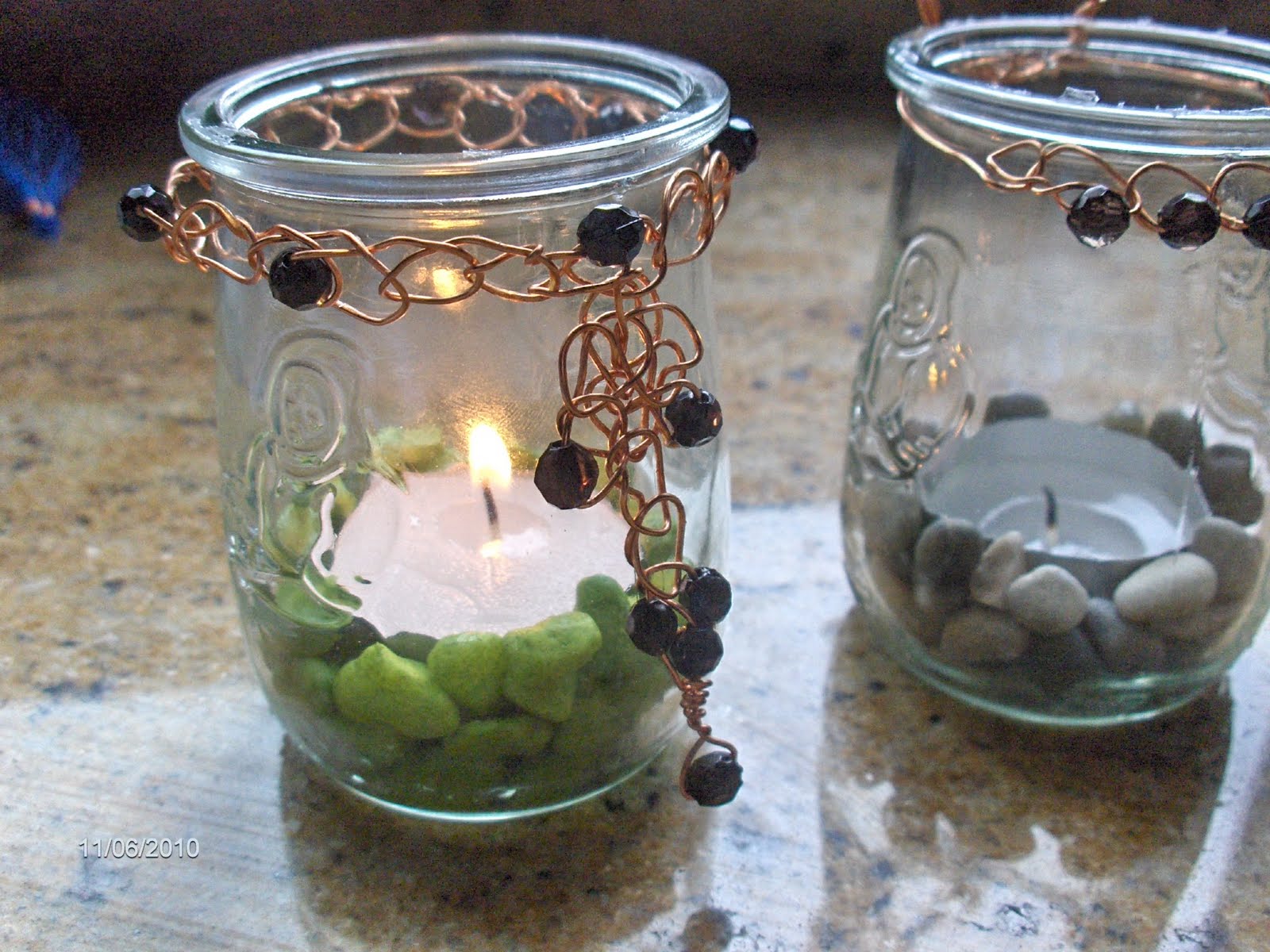 Aprendiz portavelas con tarro cristal y decorado con hilo cobre a ganchillo