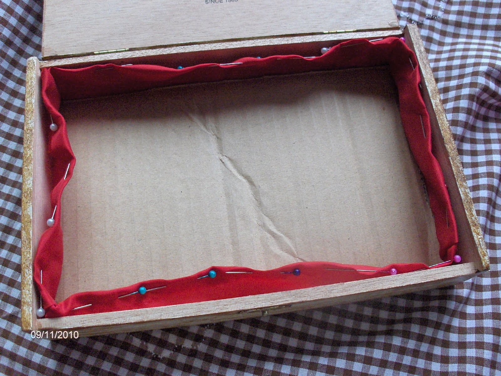 Aprendiz: truco: forrar el interior de una caja de madera con tela