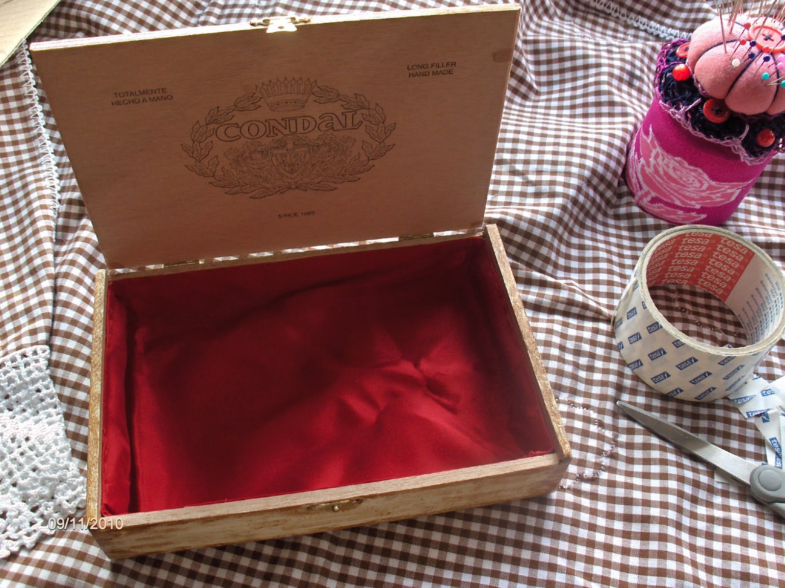 Aprendiz truco forrar el interior de una caja de madera con tela