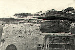 Grutas  e inscrições no morro da Torre do Tombo (Mossãmedes)